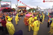 白沙屯媽祖進香/遇兩頂大帳比肩恭迎　「粉紅超跑」不偏愛停中間