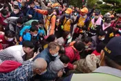 白沙屯媽祖進香/「粉紅超跑」抵北港信眾太熱情　交通亂象控管人員「喊到燒聲」