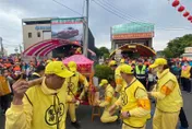 白沙屯媽祖進香/車禍肝臟命危垂死！基隆婦拄枴杖淚謝：命被媽祖撿回來