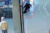 大陸廣西百貨驚傳當眾殺人案　男子持刀猛刺女子十多下投江逃逸