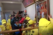 白沙屯媽祖進香/自己的畫像自己喬！神轎直衝志工協會內停留5分鐘　連喬2次媽祖掛圖