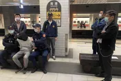 影/脫逃外役監受刑人回籠！魯宗龍遭鐵警押上火車　回花檢歸案