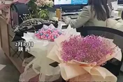 魅力爆棚！女子情人節花束堆滿辦公桌旁　淡定表示：有的還在路上