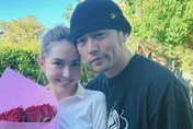 周杰倫情人節甜曬「2暖舉」寵昆凌！合照1天吸29萬讚：太甜了