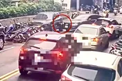 奧迪搶停車格秒大迴轉　A到路邊全新MG休旅車竟肇逃