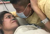 影/白沙屯媽祖進香/獨！友人離世無法隨香媽祖　她捧遺照還願…柯文哲也致意