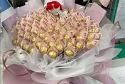情人節百元鈔金莎花束流落國小側門　年輕失主今早落寞領回