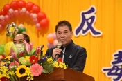 超狂縣長出手了！跟進六都　鍾東錦宣布給予全縣代理教師12個月薪
