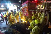 白沙屯媽祖進香/廣福宮前大塞車！「粉紅超跑」凌空升起渡車流　信徒直呼：無人能敵