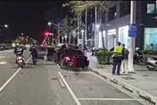 失控瞬間曝光！高雄年輕男駕駛疑癲癇發作　衝撞路邊2車12機車