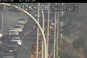 快訊/國1安定段北向火燒車事故！小客車起火狂燃　下秒慘淪廢鐵…驚悚畫面曝