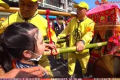 白沙屯媽祖進香/家人帶病童跪求媽祖賜福　畫面感人網友眼眶泛紅