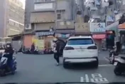 影/桃園違停「歡喜哥」金派！菜市場囂張「堵」路中間　轄區出手了
