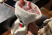 被毀掉的情人節！網訂草莓花束變「抹布包草莓」　店家裝傻回：哪裡有問題？