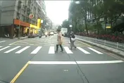 影/禮讓斑馬線行人竟遭警車鳴笛催趕　網民一片撻伐…轄區警方這樣解釋