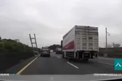 影/「升天」梯？國道開車到一半突有大鋁梯迎面飛來　他驚險右偏逃過一劫