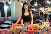 深V蕾絲正妹擺攤賣蛋包飯！超猛背景遭起底　網爆動大喊「想嘗鮮」