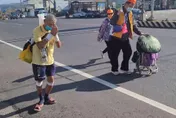 影/白沙屯媽祖進香/勇腳阿伯綁繃帶也要跟著媽祖走　堅持步行讓信眾感動又心疼