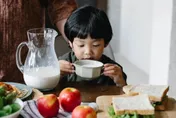 睡前喝牛奶助眠？要狂喝2500cc才有效　學者：心理作用居多　原因曝...