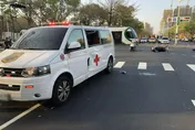 影/高雄救護車趕路突遭機車「撞出凹洞」！病人沒事、20歲騎士受傷