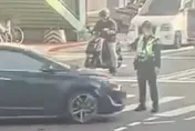 影/行人地獄警察版！士林警站斑馬線指揮交通竟遭撞　駕駛稱「轉彎沒看到」