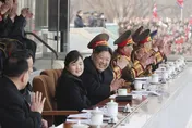 北韓小公主金朱愛再亮相！金正恩攜愛女看球賽　好心情寫臉上全程燦笑不止