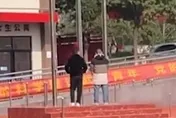 影/遲到無特權！陸校2師被校長罰站升旗台　同事：最後一分鐘差100公尺