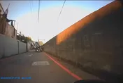 影/台中女駕駛巷子神奇翻車！騎士險遭壓扁　驚險畫面曝光