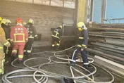 火光白煙狂冒出！宜蘭五結鄉鐵工廠失火　警急拉水線撲滅火勢