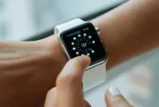 戴Apple Watch「手腕凹陷還疼痛」　醫籲：出現「1症狀」應立刻拿下！