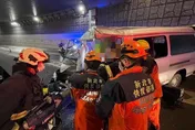 箱型車深夜自撞涵洞橋墩　車頭變形駕駛夾困車內
