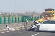 「自動駕駛」國道惹禍！休旅車「未注意前方」高速追撞工程車　車頭全毀