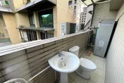 「無窗無布」陽台設廁所！「半開放馬桶」眾人看　網戲稱：露天澡堂