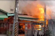 快訊/台中素食店驚傳火警！　火舌亂舞警消灌救中