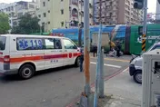 快訊/再闖紅燈啊！騎士「不甩交警」違規車倒、腳壓傷　高捷回應：可能要賠