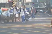 影/台灣最美風景！4女協助拾荒阿嬤過平交道　只差25秒險遭火車撞上