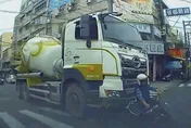 影/預拌混凝土車視線死角又出事！　7旬翁騎機車慘捲車底遭輾亡