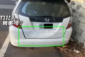 影/這等停車技術？三寶「逆向插入來回8趟」碰一聲闖禍　躲百米外仍被抓包