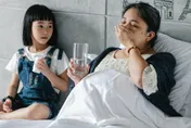 吃藥配溫開水才對！吃藥後1小時內「配4食物」傷身 　醫示警嚴重恐增肝毒性