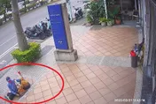 影/身手「腳賤」？阿伯見三角錐怒踹下秒出事　垂直落下半身消失