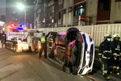 男子酒駕高架橋超車不慎　擦撞特斯拉後翻車側躺路中