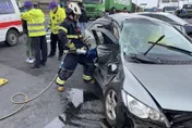 違規右轉惹禍！轎車遭聯結車攔腰撞嚴重變形　警消救出2人送醫