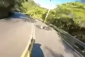 台中136縣道事故！2機車猴急速狂飆　壓車再騎對向…下秒撞電桿噴飛