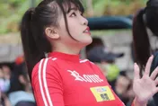 「啦啦隊正妹」不藏了！穿緊身衣緊抓單槓　邪惡曲線全放送…羞喊：初體驗～