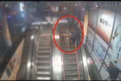 影/太囂張！捷運狼伸太進去偷拍「冰」到短裙妹大腿　還裝路人甲看熱鬧