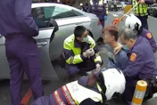 「這位哥」果然囂張！他違停睡覺槍擺腿上　躲警網圍捕追撞4車後仆街就逮