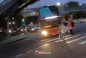 行人地獄林口版！母子3人走斑馬線　遊覽車不讓招撻伐