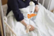 開票日別太激動！阿嬤突腦中風「臉歪嘴斜」　送ICU仍繼續喊「凍蒜！」