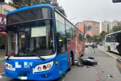 快訊/林口死亡車禍！騎士「右撞公車左傾倒地」…下秒被砂石車輾死