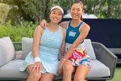 愈打愈合拍！激戰到決勝盤搶10大戰　詹家姊妹勇闖杜拜女網賽雙打決賽